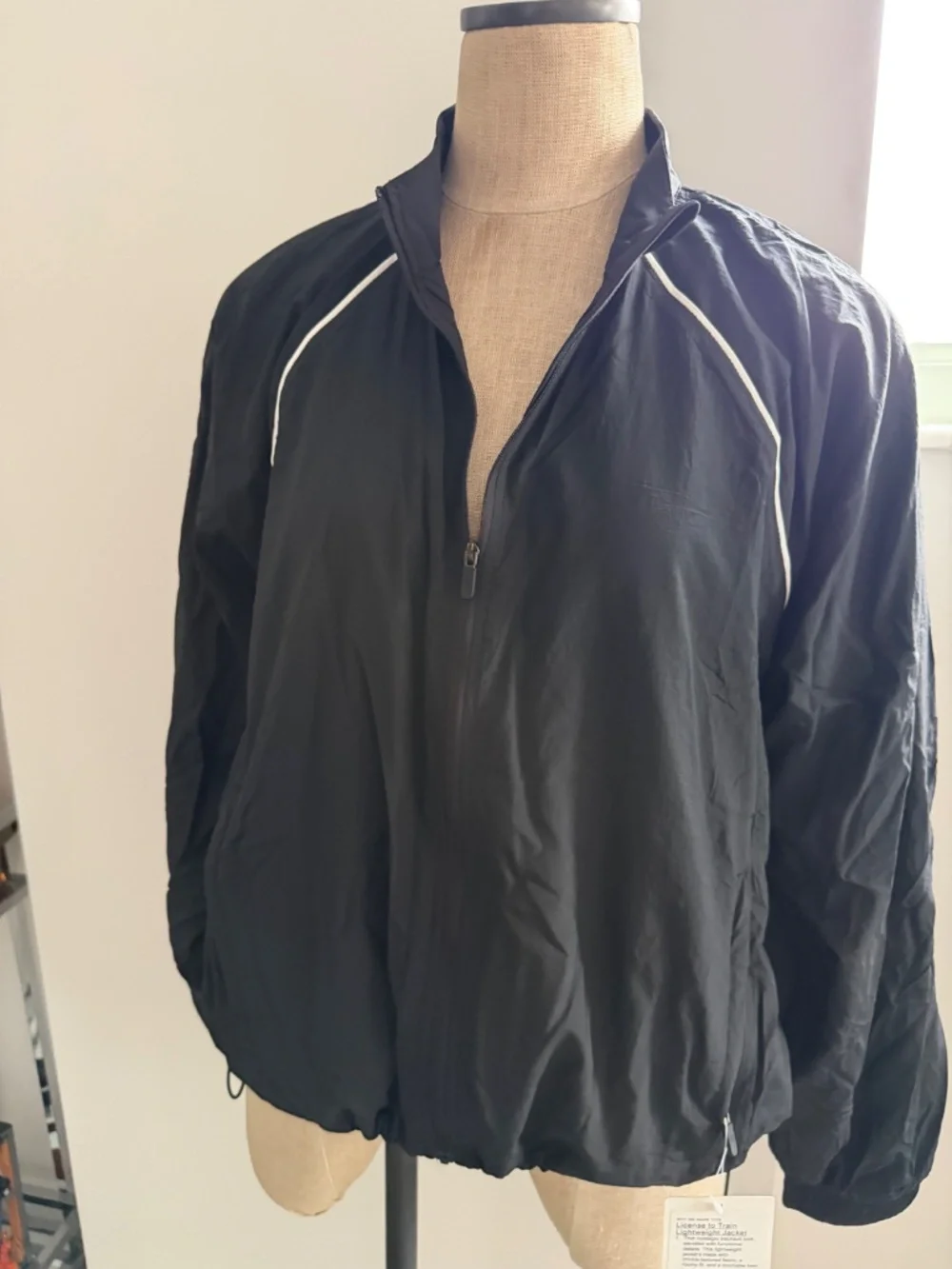 Lululemon License to Train Lightweight Jacket in Black Size 10